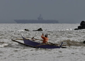 The US Navy’s Nimitz-class nuclear-powered aircraft carrier USS George Washington (CVN-73) anchors at Manila Bay