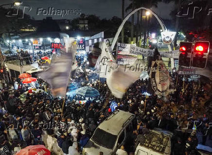 Torcedores do Corinthians protestam em frente ao Parque São Jorge