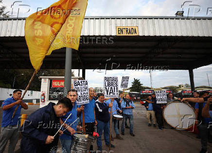 Argentine bus unions call a strike to demand wage increase