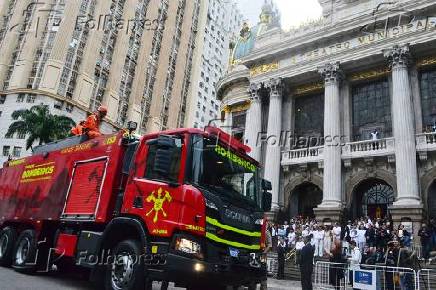 O corpo da cantora Preta Gil, saindo do Theatro Municipal, em cortejo no carro do corpo de bombeiros