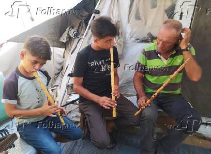 Palestinian children learn music to forget the war and destruction.