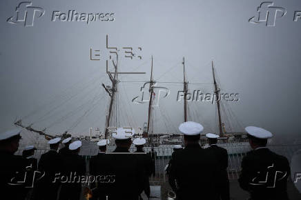Buque escuela Juan Sebastián Elcano asoma en Valparaíso a la espera de entrar en puerto