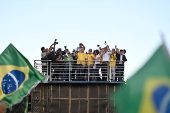 Bolsonaro encabeza una manifestación tres días después de salir del hospital