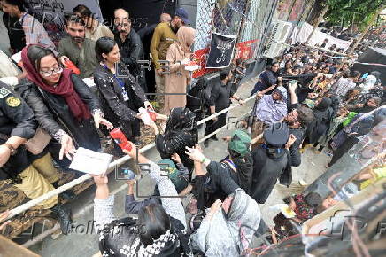 Mourning processions of Shiite Muslims on the eve of Ashura in Lahore