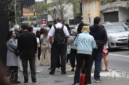 Pedestres caminham pela Av. Paulista