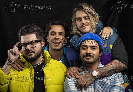 Pe Lanza, Koba, Thomas e, sentado, Pe Lu, integrantes da banda Restart