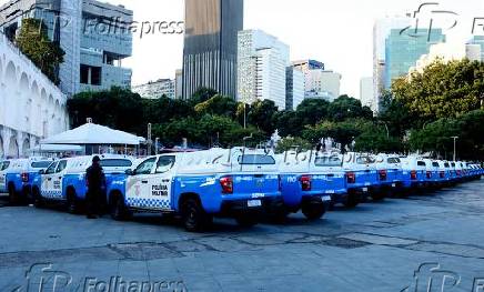 Governador do rio, claudio castro entrega carros para policia militar do estado