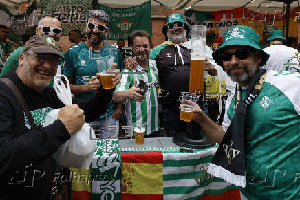 Aficionados del Betis animan a su equipo en Breslavia previo al partido de final de la Liga Conferencia