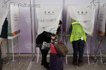 People cast early votes for the upcoming presidential election