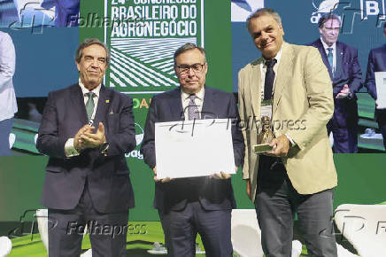Homenagem a alexandre parola, com o ney bittencourt de araújo na 24º congresso brasileiro do agronegócio