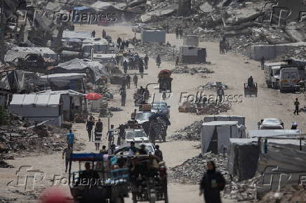 Displaced Palestinians flee their homes in the town of Beit Lahia, north of Gaza City,