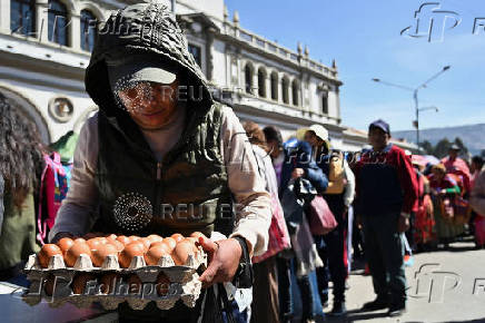 Long lines for basic goods amid shortages and rising prices, in La Paz