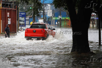 A chuva que cai no Rio Grande do Sul desde segunda-feira (16), alagou ruas em Canoas-RS