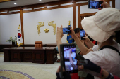 Tourists flock to the presidential Blue House before its closure