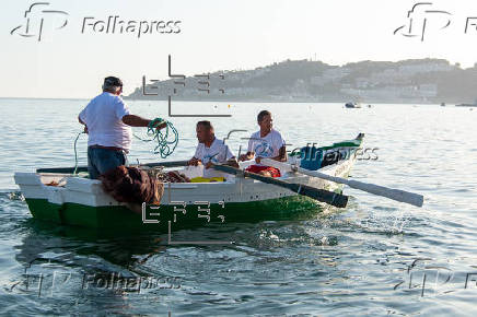 Almuñécar (Granada) recrea la ancestral práctica de pesca del tiro del copo