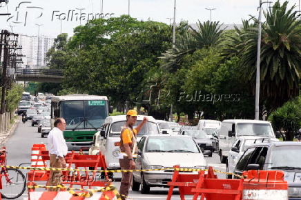 Buraco que se abriu no asfalto