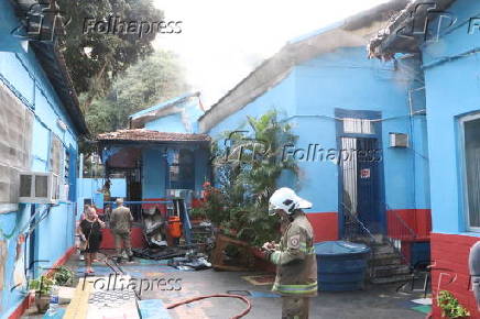 Incêndio destrói escola municipal na tijuca