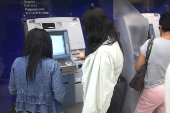 Profissional atendendo em agência bancária