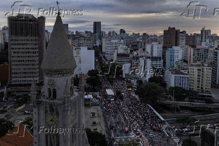 Parada LGBT+ é realizada na avenida Paulista
