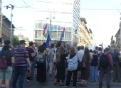 Húngaros e apoiadores LGBT protestam contra a nova lei anti LGBT+ da Hungria em frente ao parlamento.