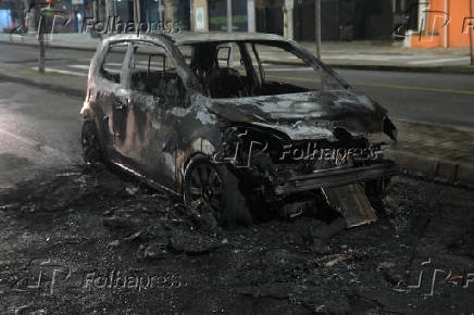 Pos Athletiba - carro incendiado