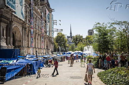 Migrants camp outside Paris City Hall asking for shelter