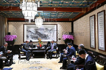 French foregin minister meets with Chinese counterpart in Beijing