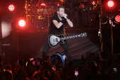 O vocalista Chad Kroeger, do Nickelback, durante show