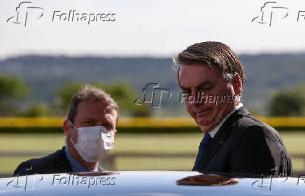 Bolsonaro fala com a impresa e interage com apoiadores no cercadinho