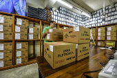 Urnas eletrônicas sendo preparadas para eleições  2024 