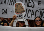 Professores em greve caminham até a Câmara Municipal SP