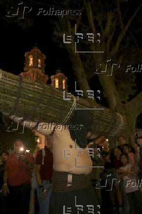 Fieles católicos realizan 'Procesión de los Cristos' al sur de México