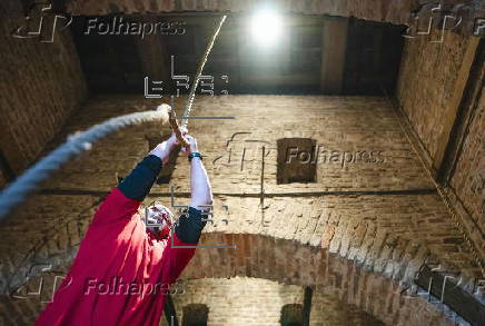 Utrechts Klokkenluiders Gilde rings historic bells in Utrecht