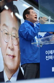 Liberal party's presidential candidate campaigns in Uijeongbu