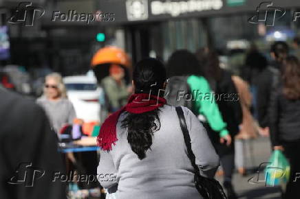 Pedestres enfrentam o frio em São Paulo