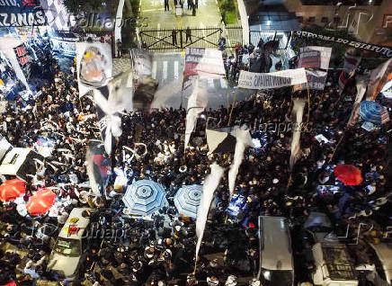 Torcedores do Corinthians protestam em frente ao Parque São Jorge