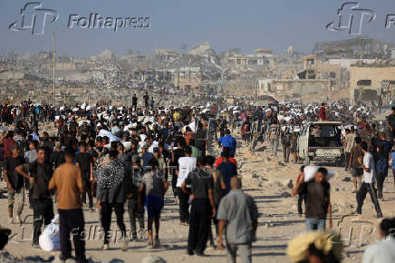 Palestinians carry aid supplies that entered Gaza through Israel, in Beit Lahia