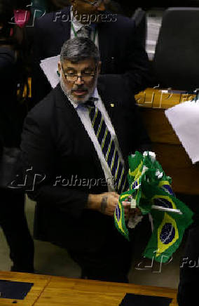 Alexandre Frota (PSL-SP) distribui bandeiras do Brasil em votação sobre a Previdência