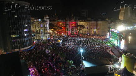 Vista aérea do Carnaval no Marco Zero, em Recife (PE)