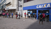 Fila para receber o Auxílio Brasil na Caixa, no Rio
