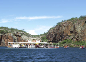 Passeio de catamarã no Cânion do Xingó (SE)