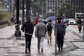 Pedestres enfrentam chuva moderada na região central e SP