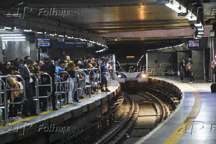 Movimentação dentro da Estação Sé do metrô