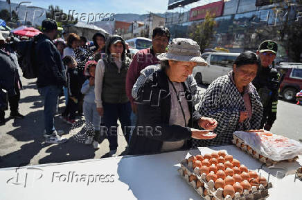 Long lines for basic goods amid shortages and rising prices, in La Paz