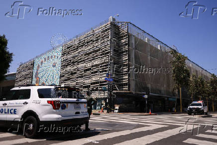 Cop shot near Santa Monica Place mall, California