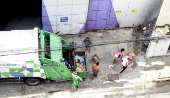 Busca por comida no caminhão de lixo na cidade do rio de janeiro