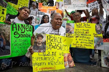 Familias de venezolanos en El Salvador exigen pruebas de vida de sus parientes detenidos