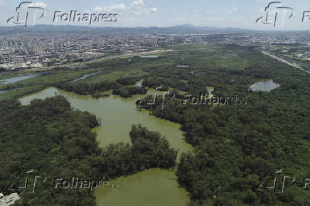 Vista aérea do parque Ecológico do Tietê com o município de Guarulhos ao fundo