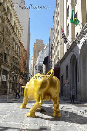 Estátua do Touro de Ouro na B3, em São Paulo