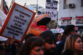Trabajadores argentinos de la salud paran y marchan en reclamo de mejoras salariales